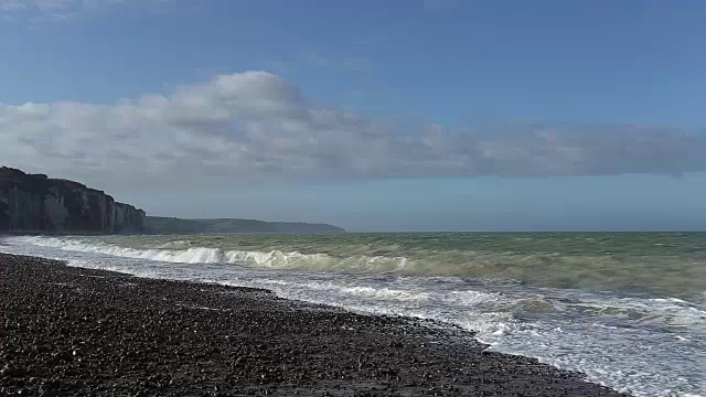 诺曼底的海浪和悬崖。蔚蓝的海水和海滩上的泡沫。在法国北部度假。行动。实时视频，一天。