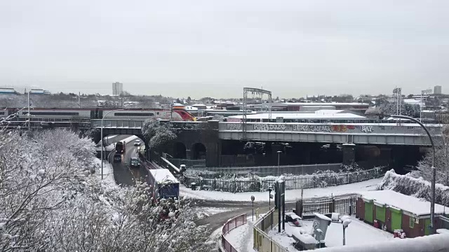 冬季场景在快节奏的城市中心全景