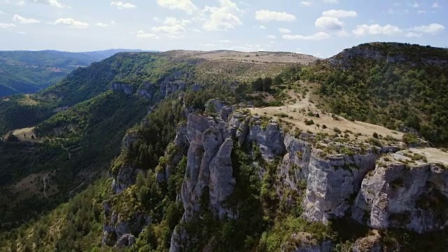 飞越悬崖和高原的峡谷杜塔恩