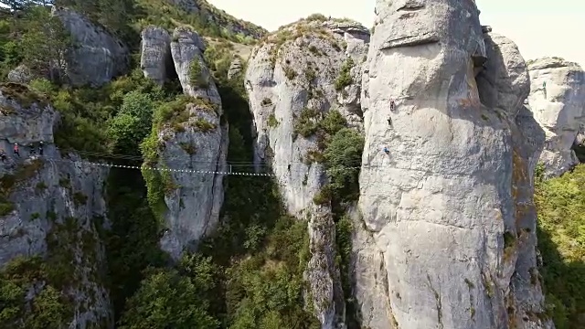 横跨陡峭岩层的绳索桥