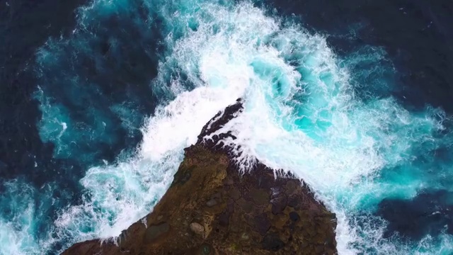 印度尼西亚努沙佩尼达悬崖，海浪拍打着岩石海岸。