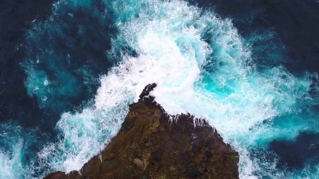 詳情圖-印度尼西亞努沙佩尼達懸崖，海浪拍打著巖石海岸。