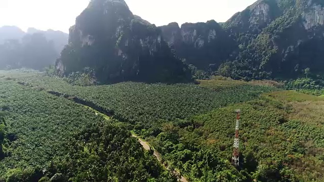 手机天线卫星高高地在大山之上。