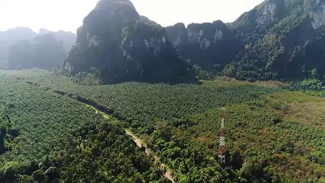 详情图-手机天线卫星高高地在大山之上。