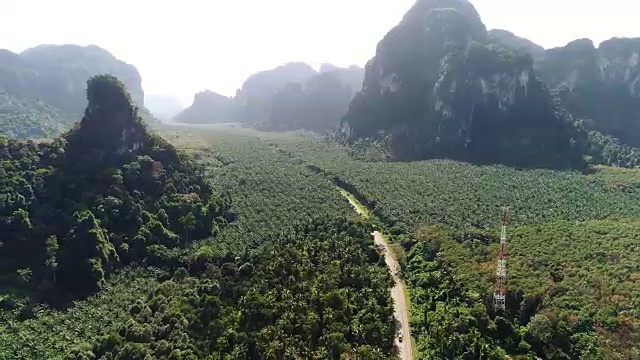 详情图-手机天线卫星高高地在大山之上。