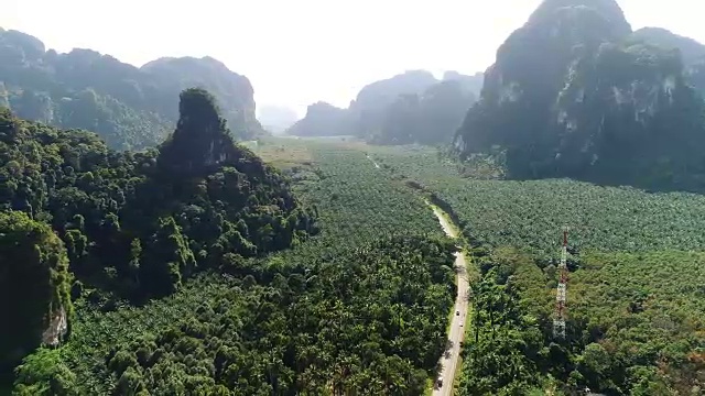 详情图-手机天线卫星高高地在大山之上。