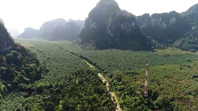 详情图-手机天线卫星高高地在大山之上。