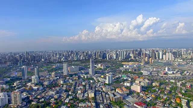 商业大厦鸟瞰图曼谷城亚洲泰国。具有交通道路和天空的景观区域