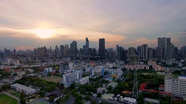 商业大厦鸟瞰图曼谷城亚洲泰国。景观面积和夕阳天空