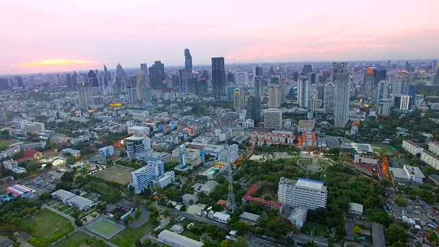 商业大厦鸟瞰图曼谷城亚洲泰国。景观面积和夕阳天空，