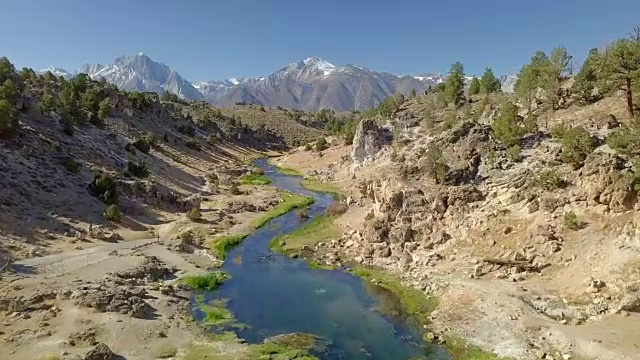 热溪地质地点间歇泉喷发山脉-因约国家森林-猛犸湖，加利福尼亚