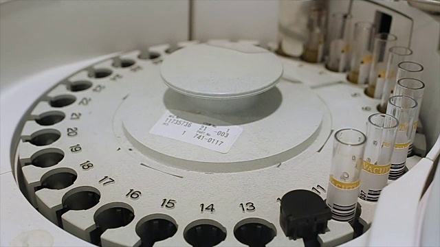 现代医学实验室的离心机
