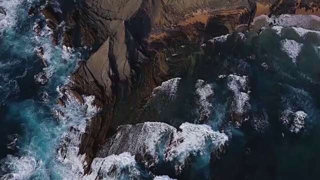 詳情圖-鳥瞰圖。海浪拍打著美麗的火山巖。Amoreira、葡萄牙