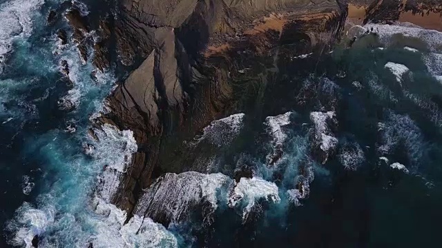 詳情圖-鳥瞰圖。海浪拍打著美麗的火山巖。Amoreira、葡萄牙