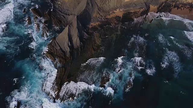 詳情圖-鳥瞰圖。海浪拍打著美麗的火山巖。Amoreira、葡萄牙