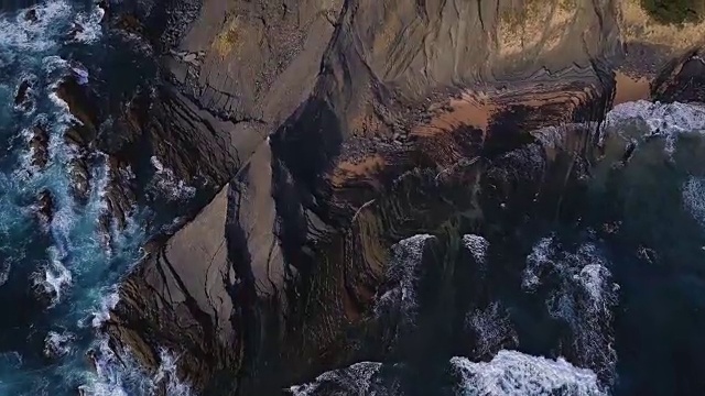 詳情圖-鳥瞰圖。海浪拍打著美麗的火山巖。Amoreira、葡萄牙