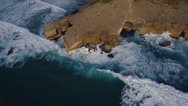 鸟瞰图。海浪拍打着美丽的火山岩。Amoreira、葡萄牙