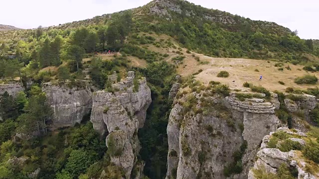 飞向和飞越一个峡谷高原