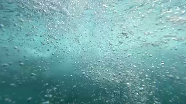 水下慢镜头:清澈湛蓝的海洋中不断产生气泡