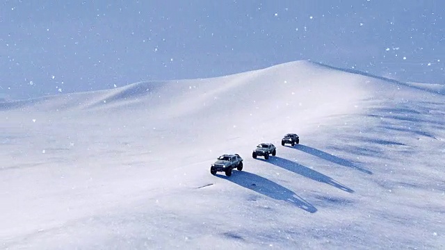 下雪时越野车越野车在雪坡上