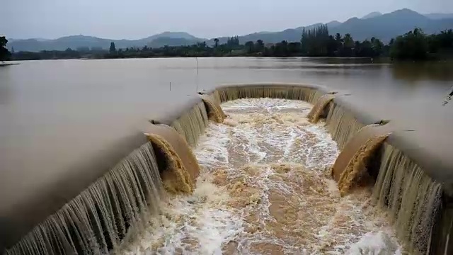 水坝里的水溢进了溢洪道