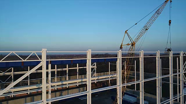 建筑大型厂房，工业外观，空中全景，施工现场，金属结构，施工机械，建筑鸟瞰图