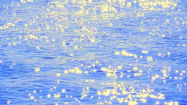 海面上的波浪，海面上的阳光，是美丽的