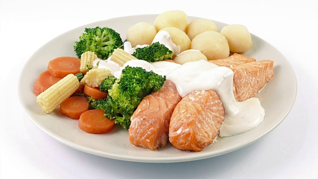詳情圖-澆在鮭魚、土豆和蔬菜上的醬汁