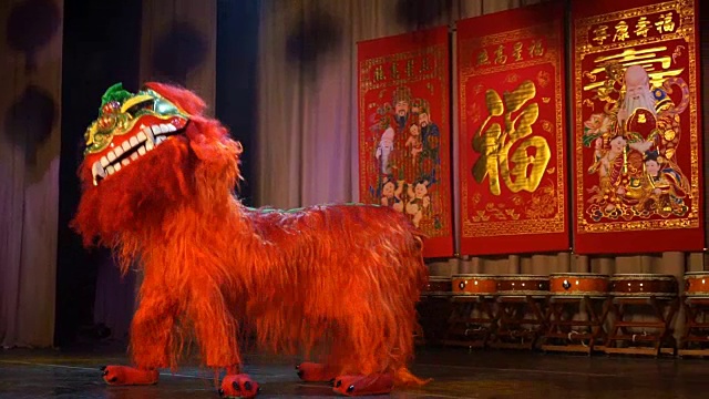 红狮舞在中国新年的节日