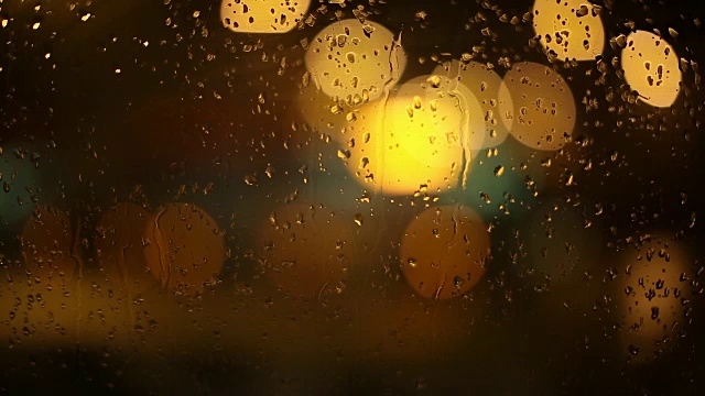 在一个雨夜，光给了一个惊人的展示惊人的可能性。