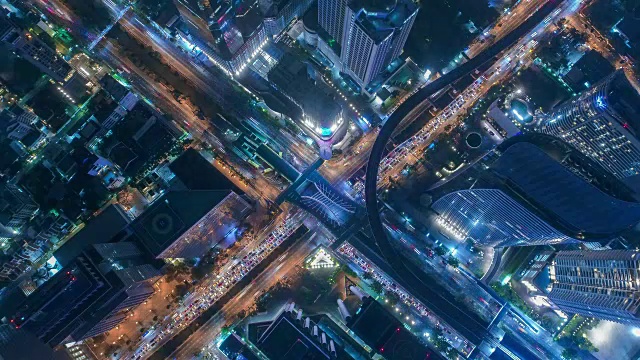 时光流逝，超时光流逝，夜晚城市街道上的交通。高速公路交通鸟瞰图和俯视图，4K。