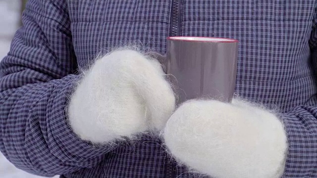 黑圈在手上戴着白色手套
