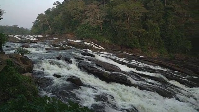Vazhachal瀑布锅