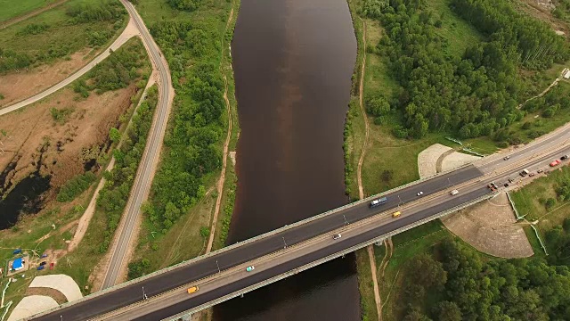 公路桥横跨河上