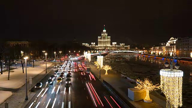 莫斯科扎里亚耶公园的凌空桥上的夜景