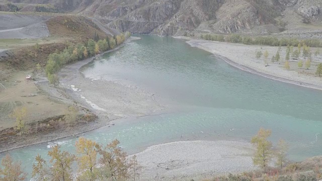 两条碧水山河汇流。从顶部看