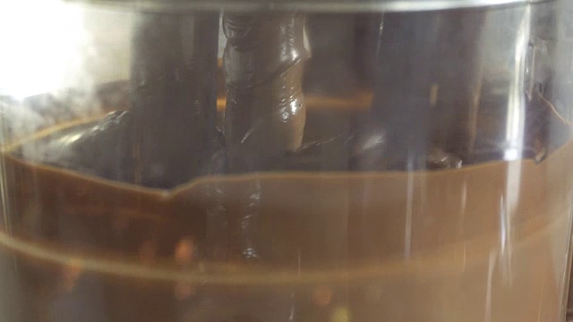 准备融化的巧克力甜点在机器