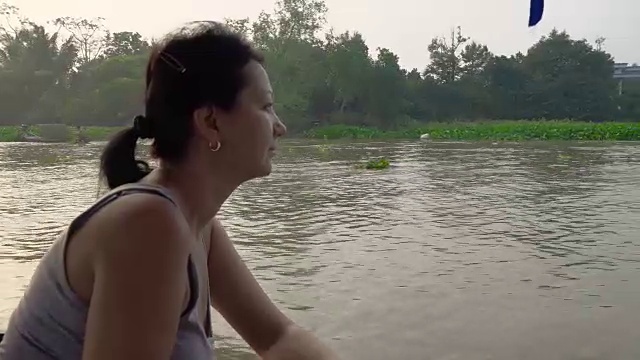 这个女人正在坐船旅行