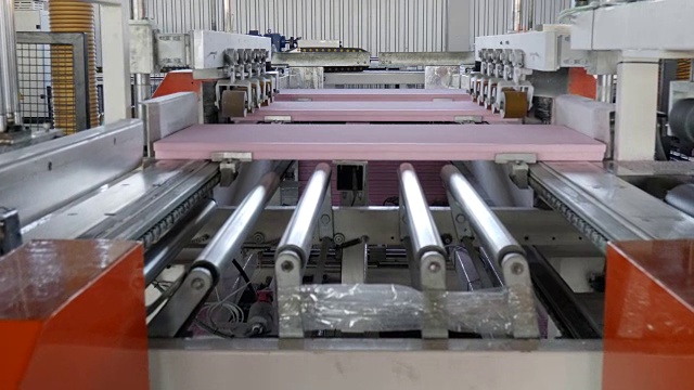 在大型工厂生产泡沫塑料，输送线在慢动作