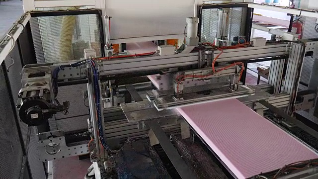 工厂内，聚乙烯在输送线上切割成块