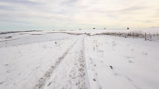 在雪地里沿着篱笆移动