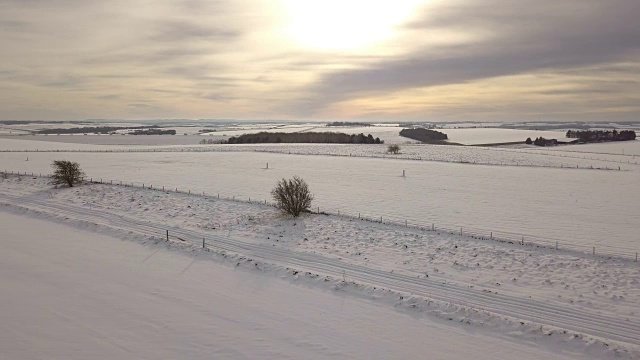 在冬天雪地里的农田上旅行