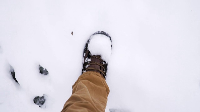 靴子穿过厚厚的积雪