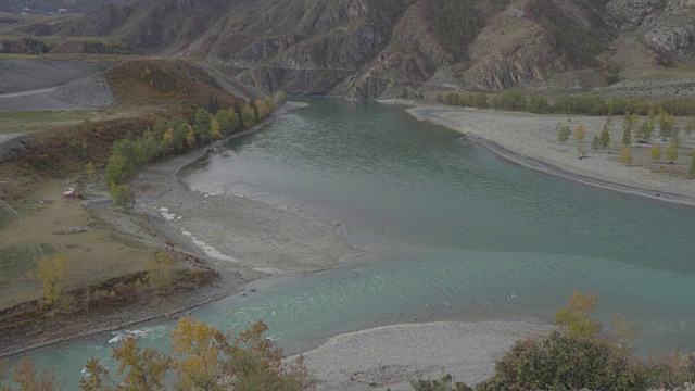 从山顶俯瞰。秋天河水湛蓝清澈