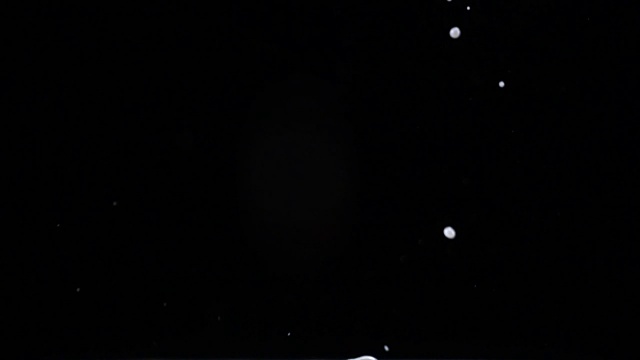 详情图-新鲜的覆盆子溅入奶油中