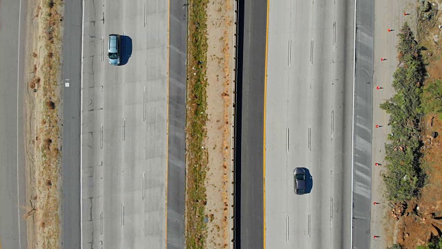 空中俯瞰拍摄在高速公路上直视和向前飞行在棕榈泉，加利福尼亚