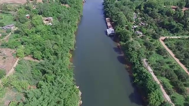 鸟瞰图筏在河流附近的乡村和森林