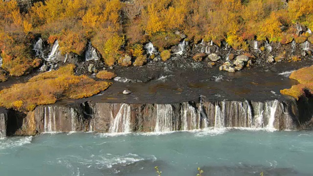 Hraunfossar瀑布位于冰岛西部，秋天天气晴朗