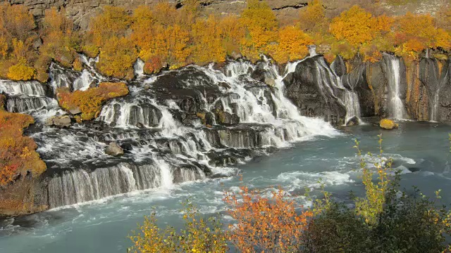 Hraunfossar瀑布是冰島境內(nèi)的一系列瀑布，是由流經(jīng)遠(yuǎn)方的小溪形成的