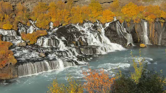 详情图-Hraunfossar瀑布是冰岛境内的一系列瀑布，是由流经远方的小溪形成的